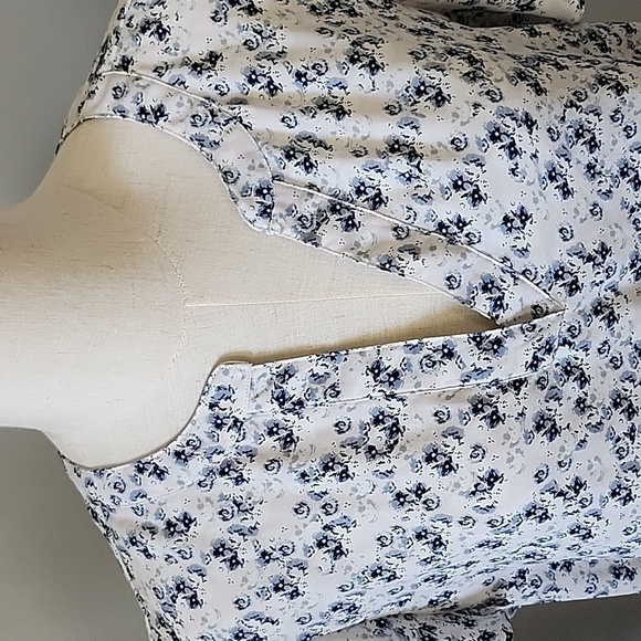 Adrianna Papell White Blouse with Blue Floral Print and Flutter Sleeves - Picture 4 of 12